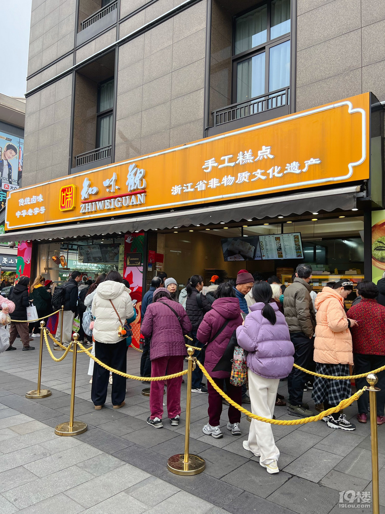 西湖边！有没有杭州人来解释一下这种现象……