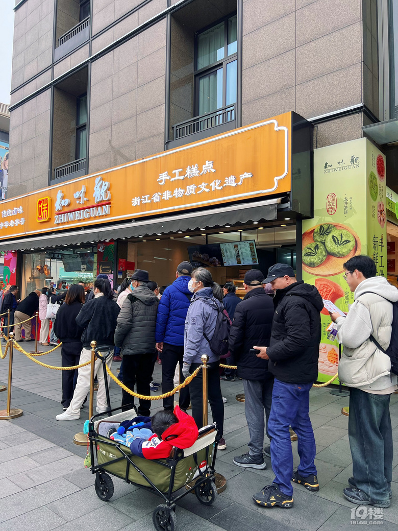 西湖边！有没有杭州人来解释一下这种现象……