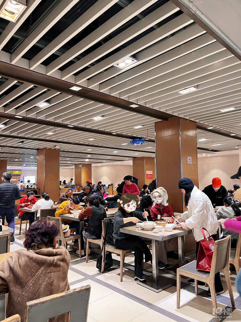 西湖边！有没有杭州人来解释一下这种现象……