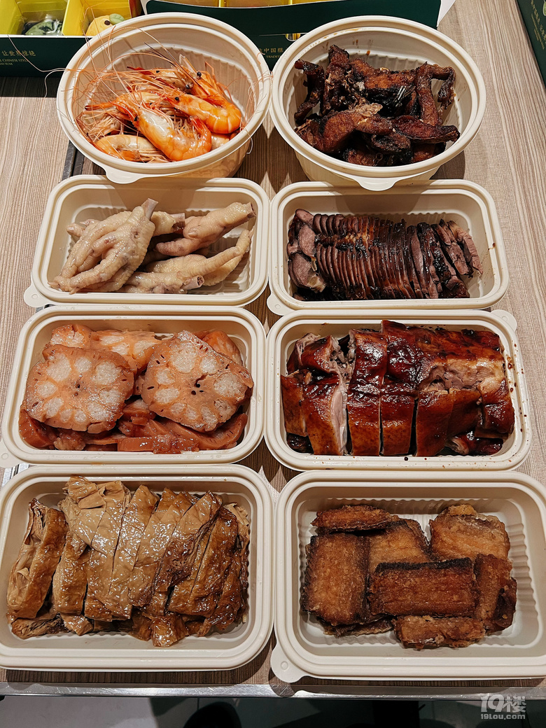 西湖边！有没有杭州人来解释一下这种现象……