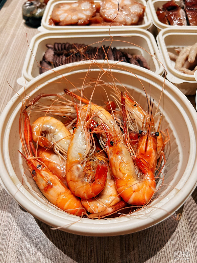 西湖边！有没有杭州人来解释一下这种现象……