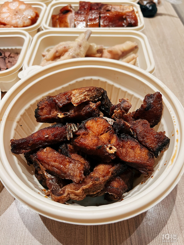 西湖边！有没有杭州人来解释一下这种现象……