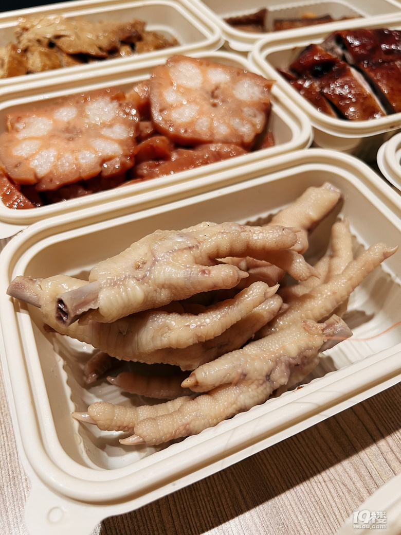 西湖边！有没有杭州人来解释一下这种现象……