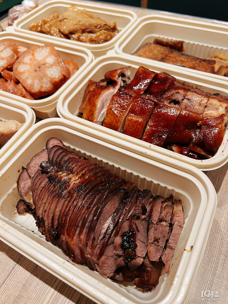 西湖边！有没有杭州人来解释一下这种现象……