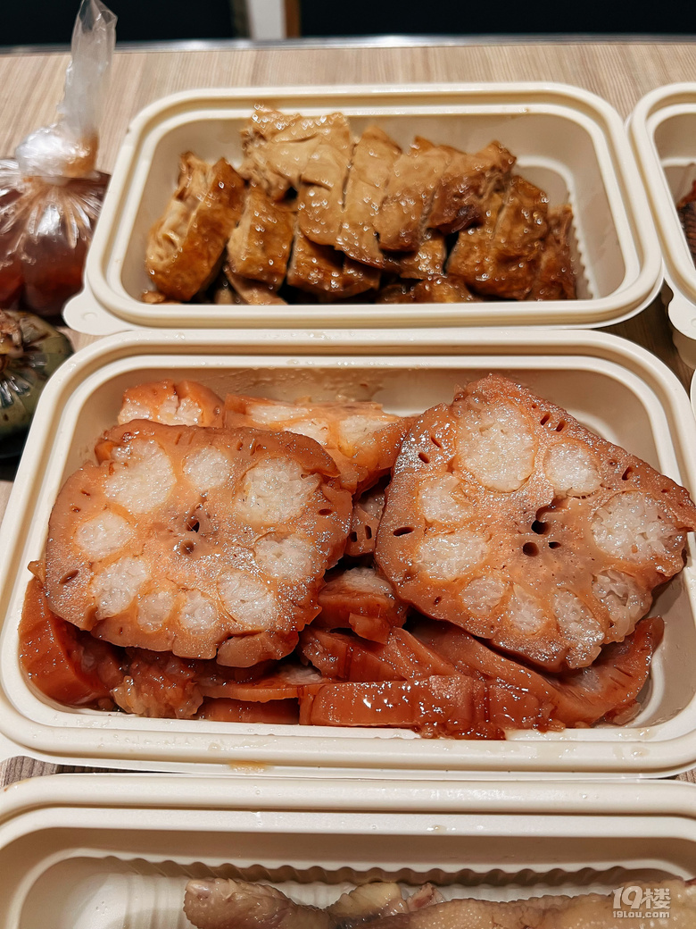 西湖边！有没有杭州人来解释一下这种现象……