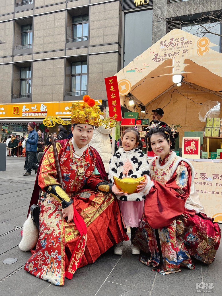 西湖边！有没有杭州人来解释一下这种现象……