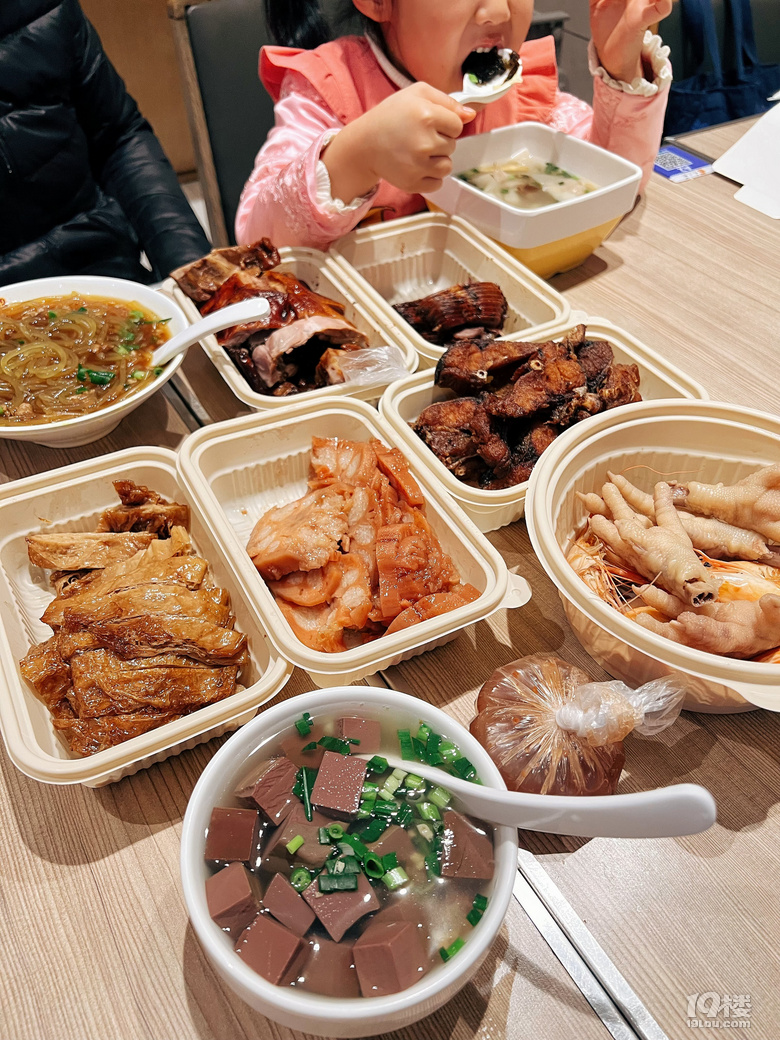 西湖边！有没有杭州人来解释一下这种现象……