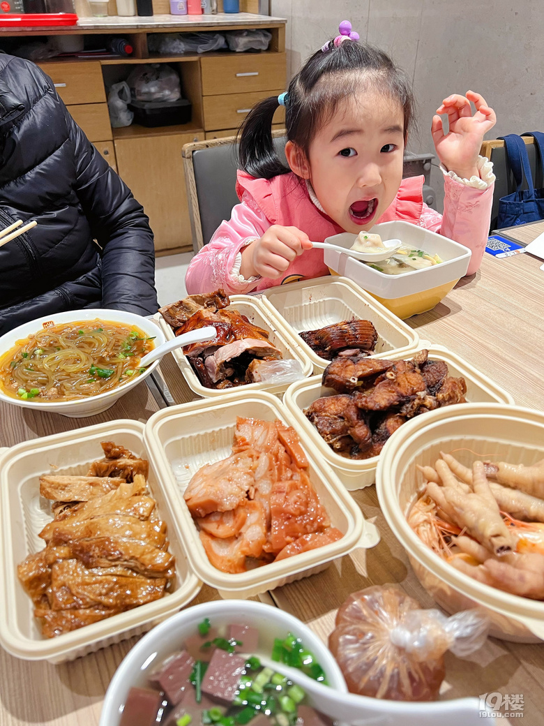 西湖边！有没有杭州人来解释一下这种现象……