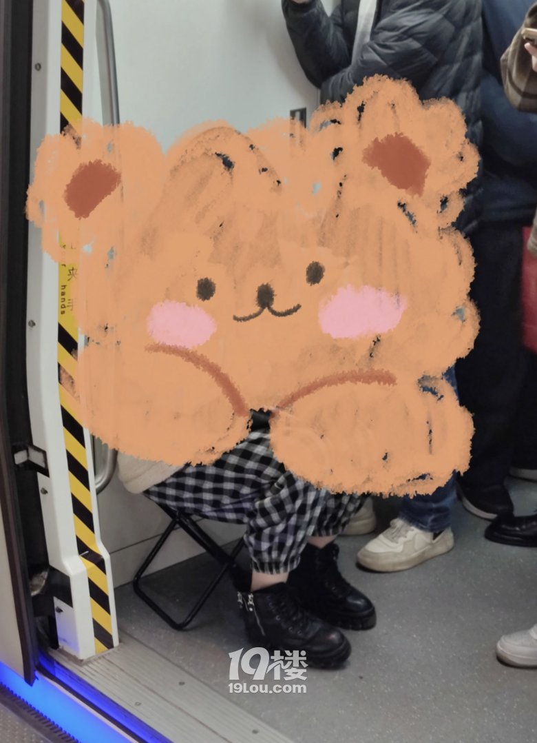 每天早晚高峰都有人上地铁带小马扎