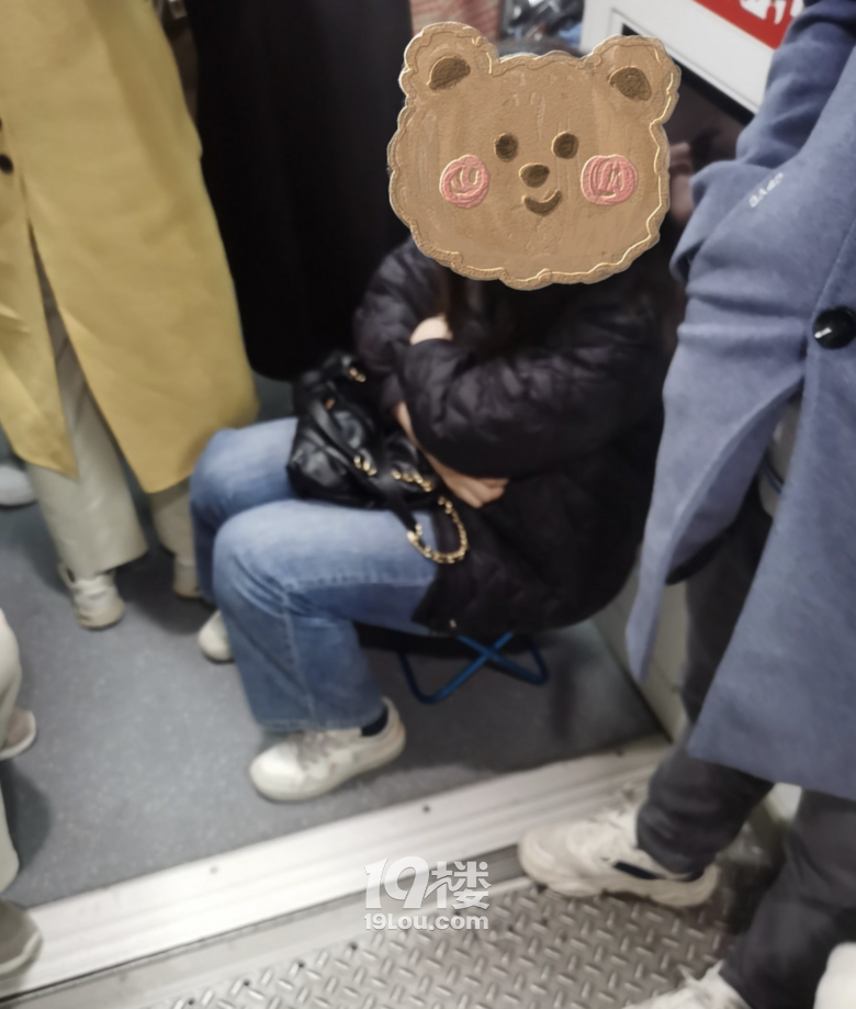 每天早晚高峰都有人上地铁带小马扎
