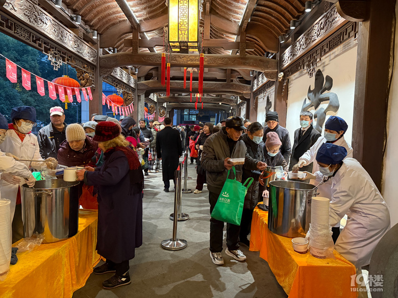 今早你领腊八粥了吗？天没亮就排起长队，有人清早5点多赶到