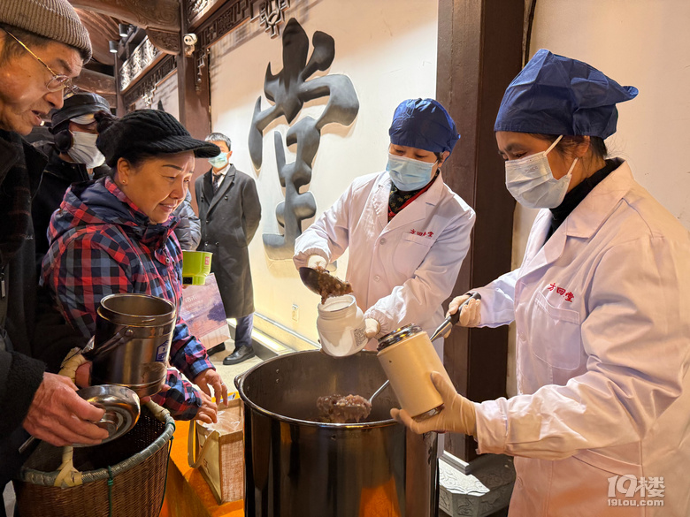 今早你领腊八粥了吗？天没亮就排起长队，有人清早5点多赶到