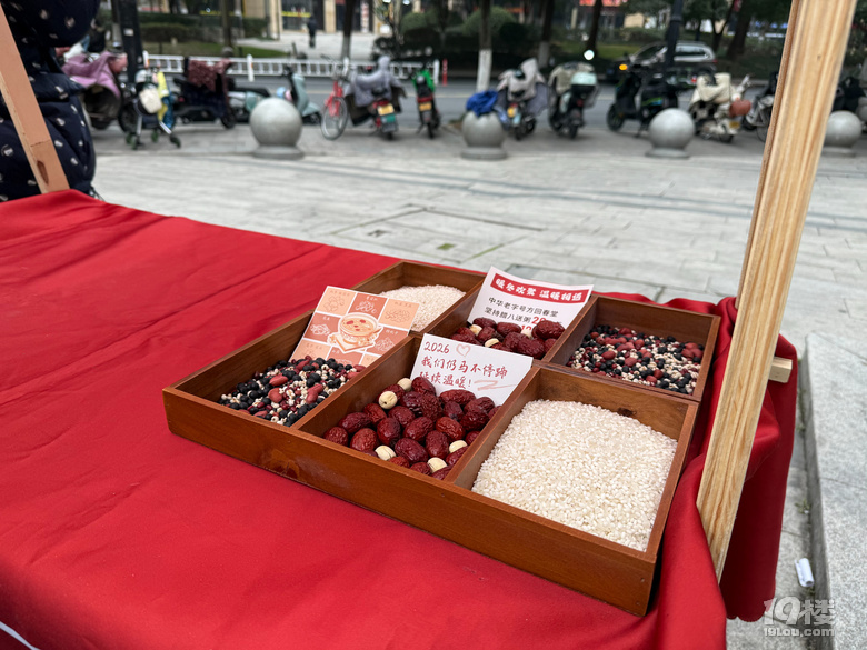 今早你领腊八粥了吗？天没亮就排起长队，有人清早5点多赶到