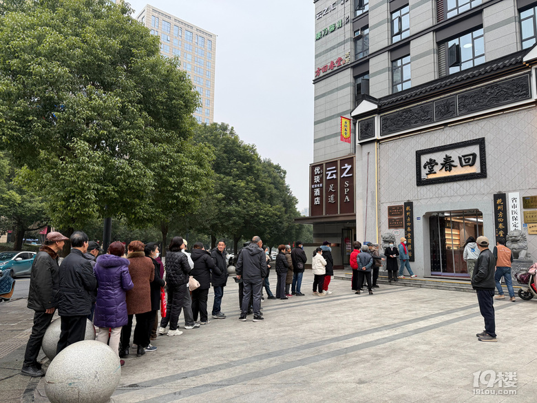 今早你领腊八粥了吗？天没亮就排起长队，有人清早5点多赶到