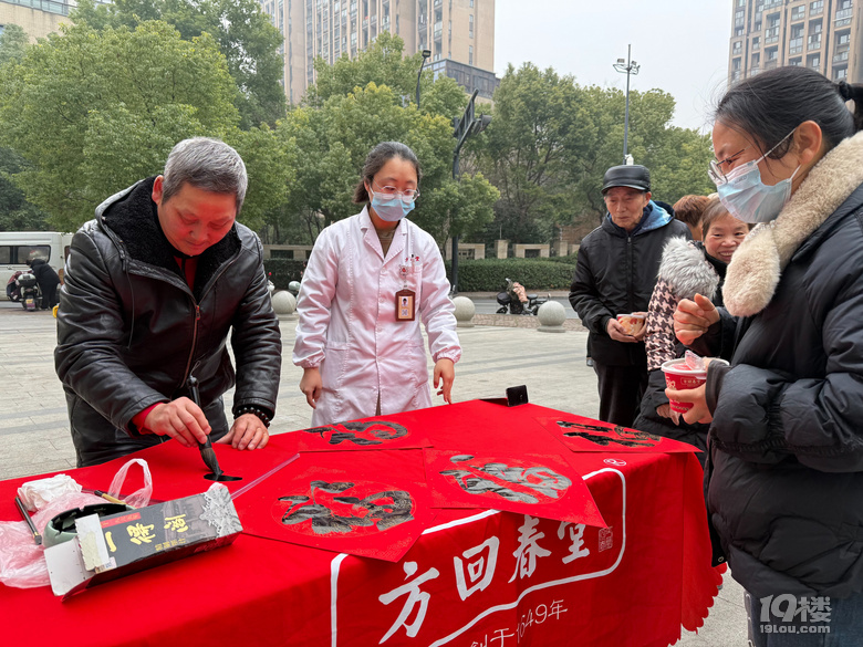 今早你领腊八粥了吗？天没亮就排起长队，有人清早5点多赶到