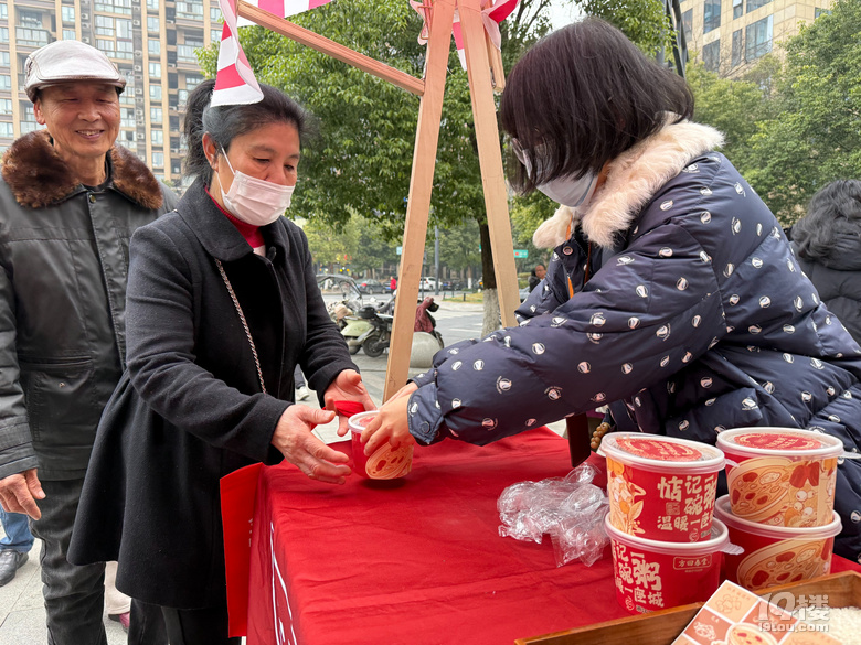 今早你领腊八粥了吗？天没亮就排起长队，有人清早5点多赶到