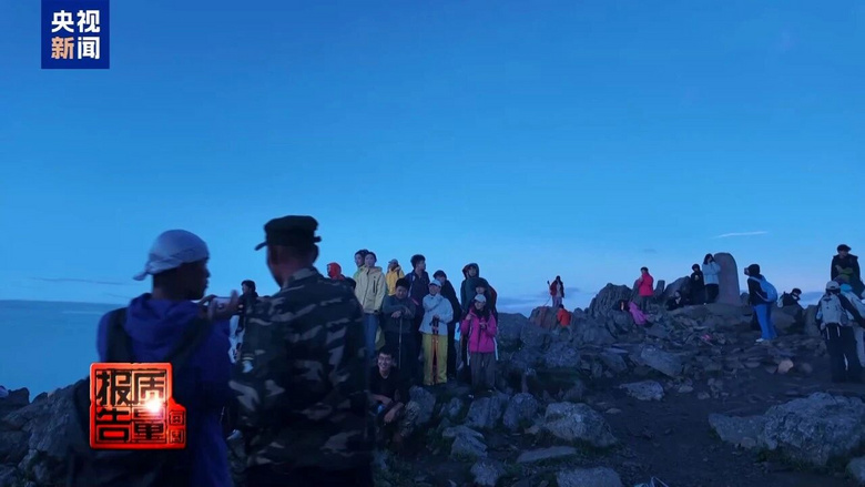 “手电筒别瞎照被逮着全得回去”150人组团夜爬封禁山峰(图4)