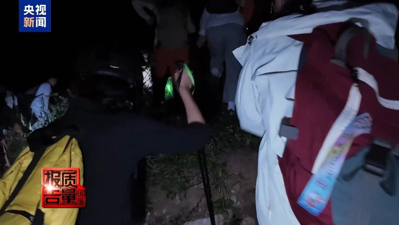 “手电筒别瞎照被逮着全得回去”150人组团夜爬封禁山峰(图2)