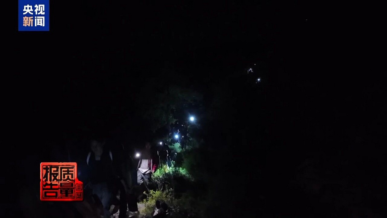 “手电筒别瞎照被逮着全得回去”150人组团夜爬封禁山峰(图1)