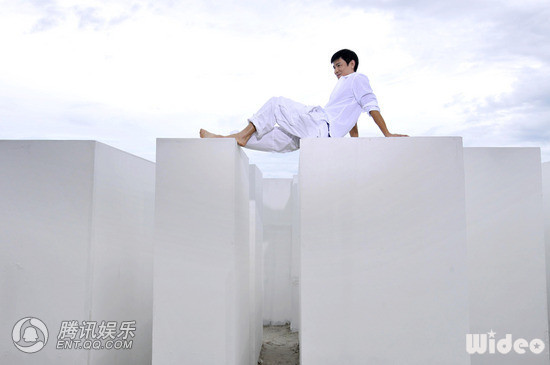 组图:刘德华泰国拍MV 塑造空阔意境大玩倒立