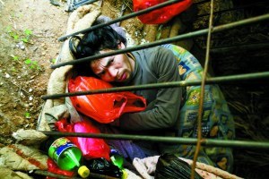 村官考公务员失败发疯 被父母锁铁笼(图)