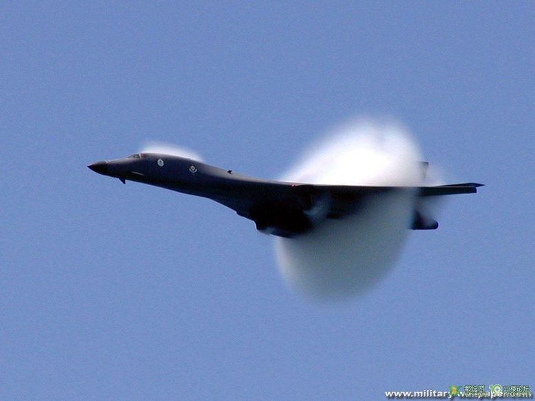 超音速飞机突破音障时的图片
