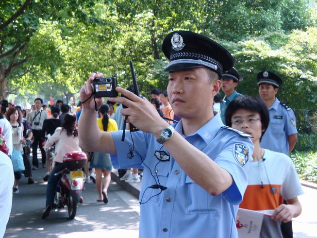 火炬保卫--警察,武警,最后是超人!