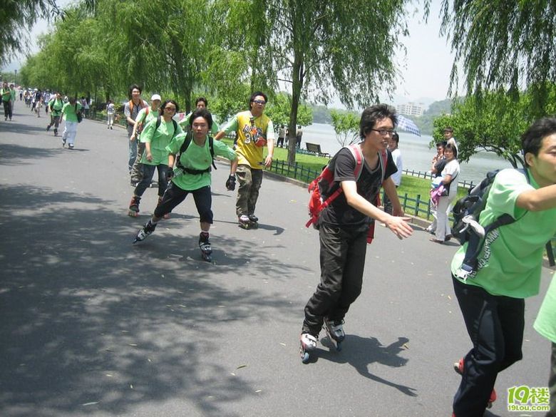 环湖刷街照片