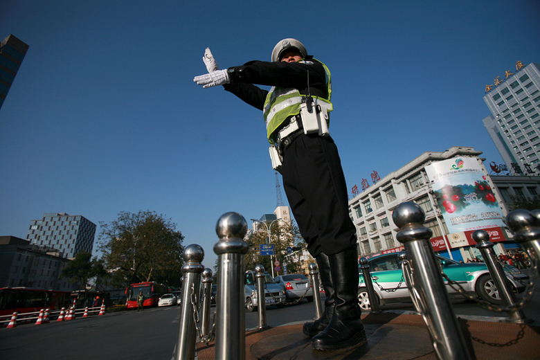 杭城执勤交警启用新型单警装备-交警互动-杭州