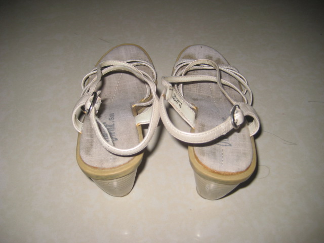 达芙妮凉鞋,夏天穿了没洗过有点脏的,35码偏小