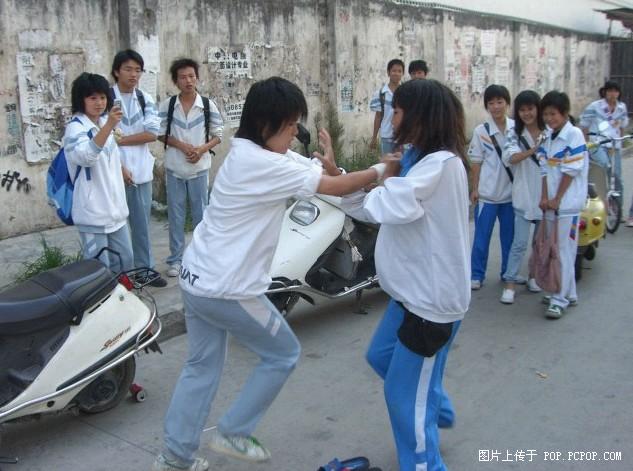 又见女生打架~超强初中女学生单挑现场 6