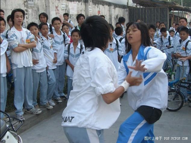又见女生打架~超强初中女学生单挑现场 6