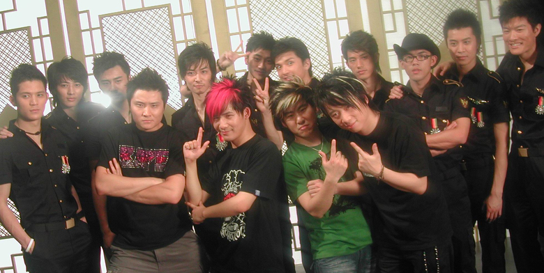 拍《加油歌》MV 花儿乐队与好男上对手戏