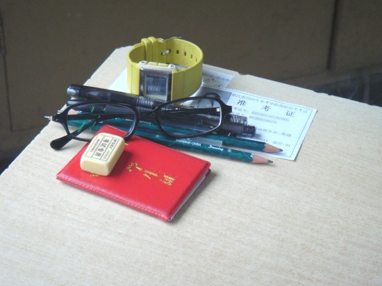 O(∩_∩)O一个人的高考考场,一个人的战场~~