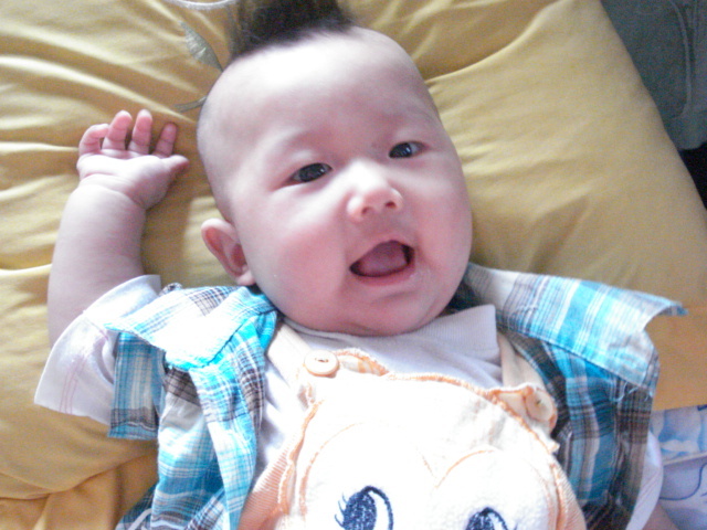 急。5个月宝宝晚上睡觉不停翻身。