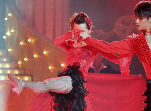 【民间记者团报道】```女星跳舞 裙子竟然被踩