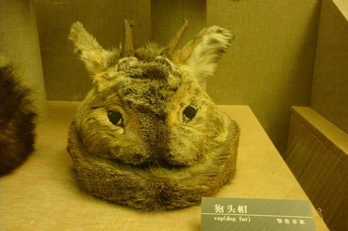          鄂伦春族的狍头帽.