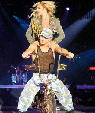 【民间记者团报】布兰妮赌城演唱会如内衣秀