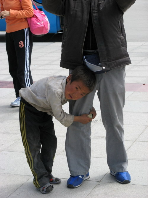这就是抱俺腿的小孩,看看俺滴态度实在是强硬,转抱刚从一旅游车上下来