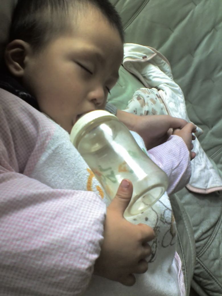 搞笑的小外甥,竟然喝奶喝的睡着了