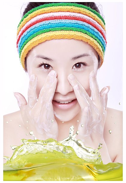 看看我的洗面奶广告,都说像明星哦,嘻嘻