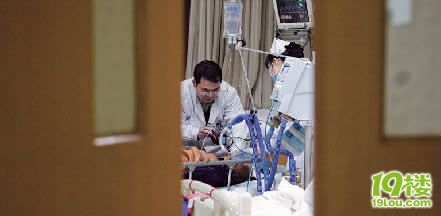 73岁爷爷接孙子放学 一头撞上玻璃门重度昏迷