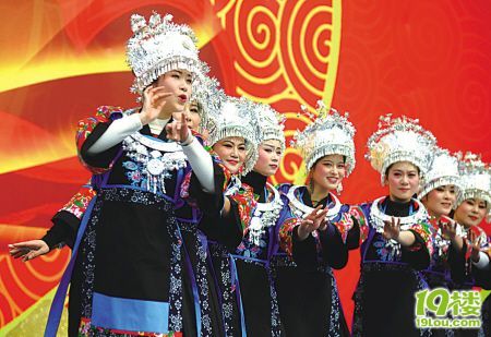 宁波上演苗族风情舞蹈《欢天喜地过新年》