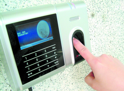 硅胶指纹套可以骗过考勤机 专家:泄露隐私存隐患