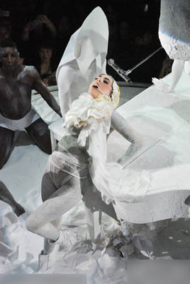 【民间记者团】Gaga日本开唱扮艺伎入乡随俗