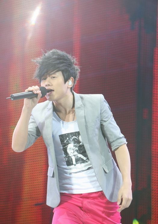 张杰成红五月第六场人气王 跳太空舞步引爆全