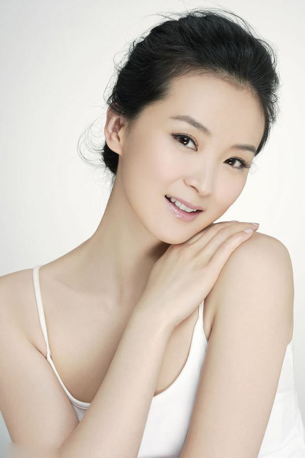 王艳秀白皙肌肤 玲珑身材似豆蔻少女