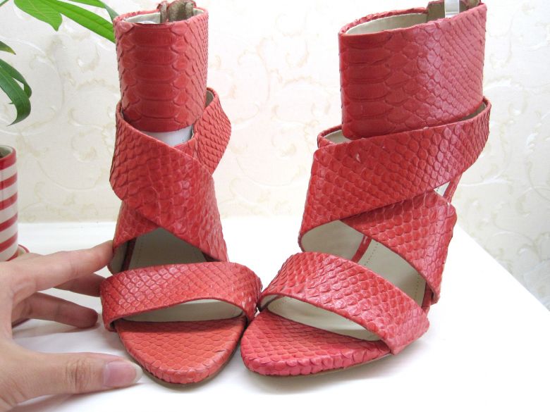 美美的蛇皮凉鞋