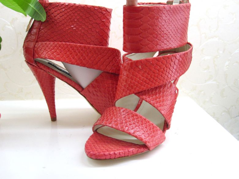 美美的蛇皮凉鞋