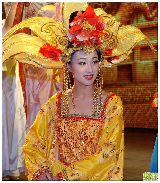 [寻找水水的女人]--宋城泼水狂欢,湿身美女更娇